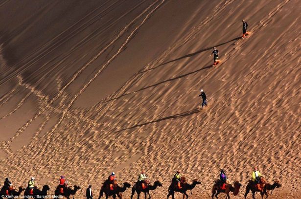 صور لا تصدق , كثبان رملية في الصين يعبرها السياح