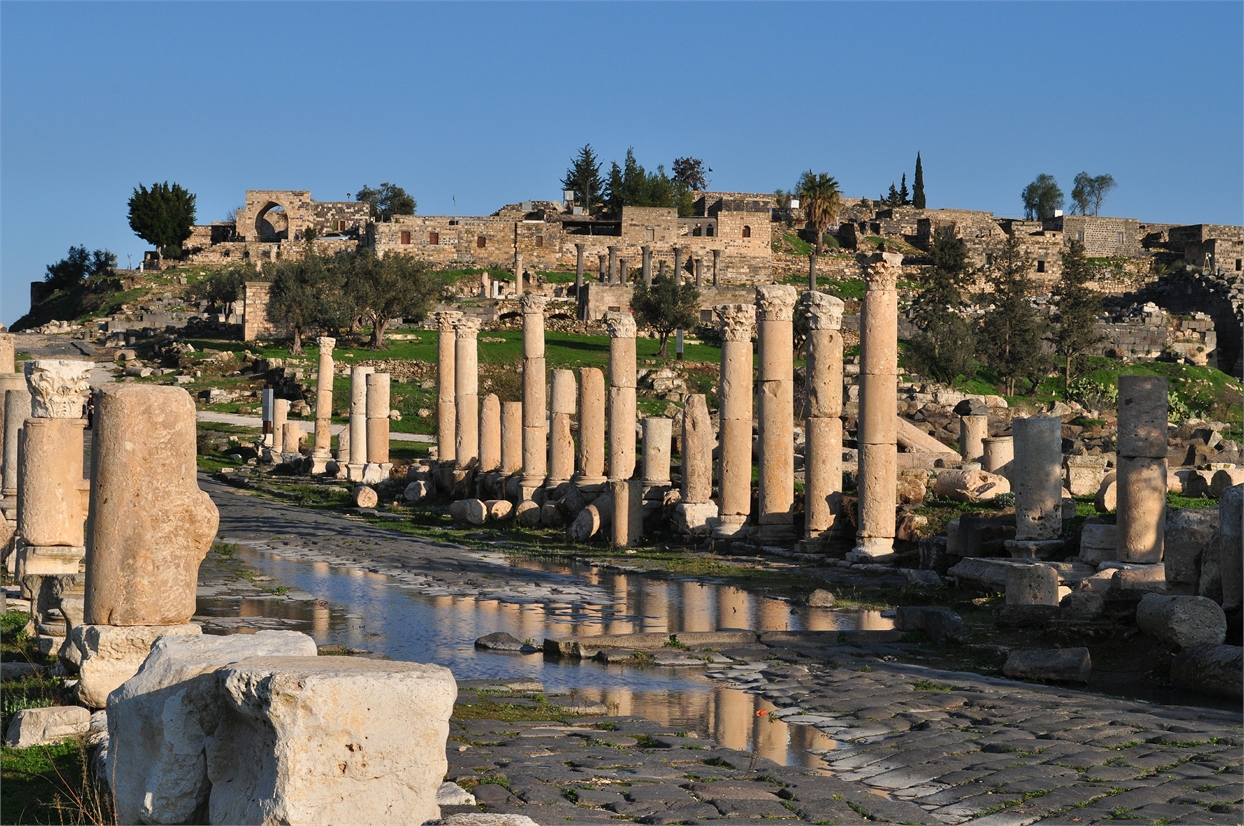 ام قيس الاردن , جدارا مدينة اثارية قديمه