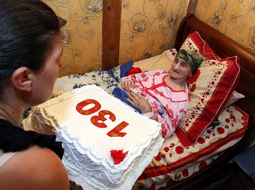 اكبر مراة في العالم , تحتفل بعيد ميلادها 130عاما - صوري