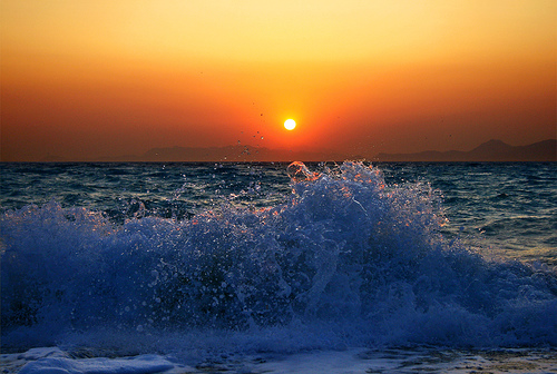 غروب الشمس على شاطئ البحر , سحر الطبيعة الخلابة صوري