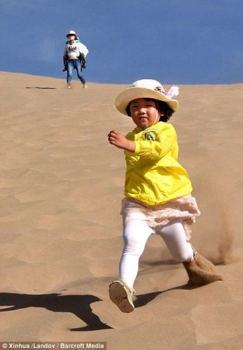 2794 1 صور لا تصدق - كثبان رملية في الصين يعبرها السياح نوجا هيثم