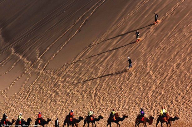 2794 صور لا تصدق - كثبان رملية في الصين يعبرها السياح نوجا هيثم